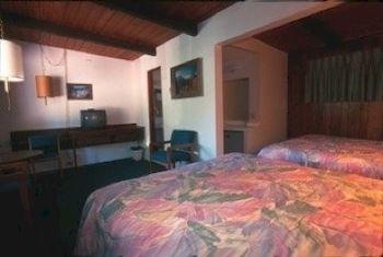 Mountain Pine Motel East Glacier Park Village 外观 照片